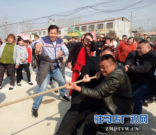 汝南縣南余店鄉舉行拔河比賽展示拼搏風貌
