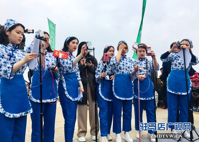 采茶間隙也做起了網紅直播