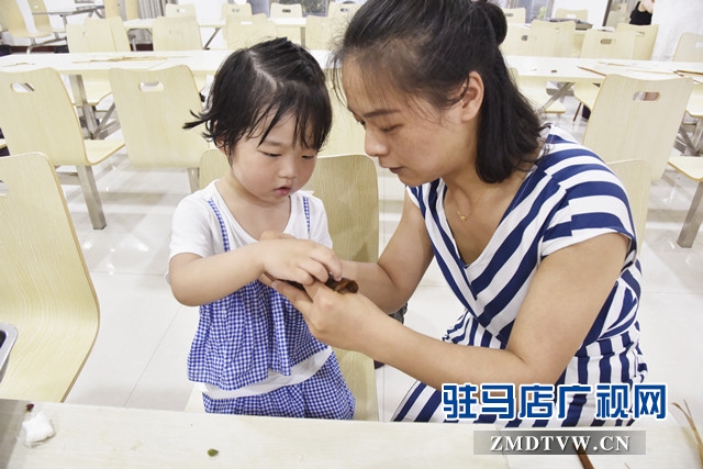 泌陽縣法院開展包粽子比賽迎接端午節