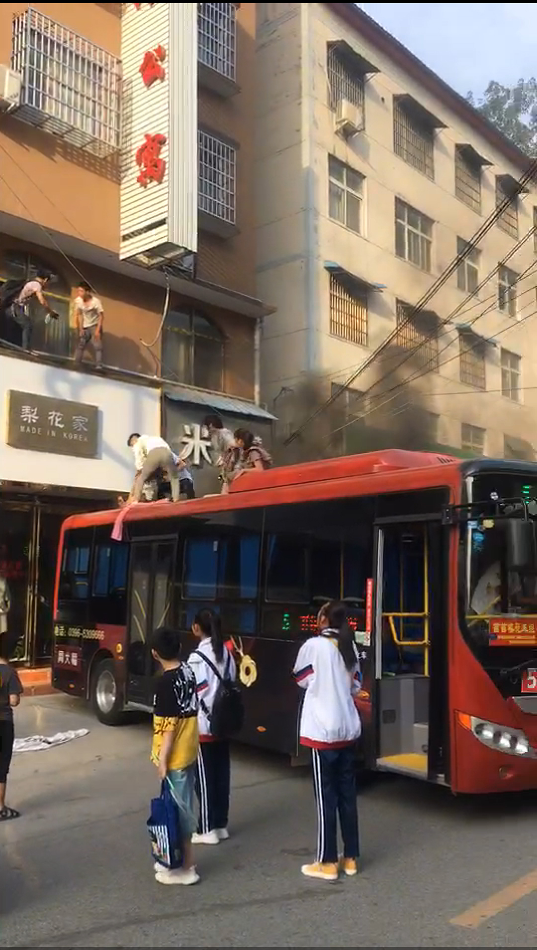 路遇火情 平輿公交車化身應急救援車救人