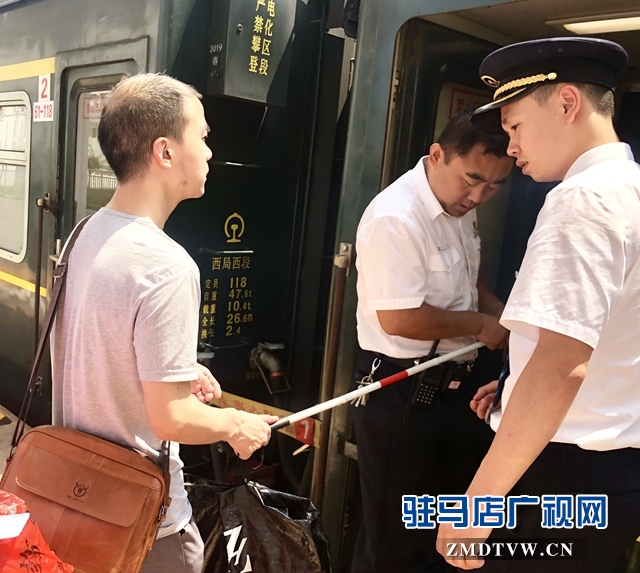 愛心鋪就綠色通道 暖心幫助盲人旅客