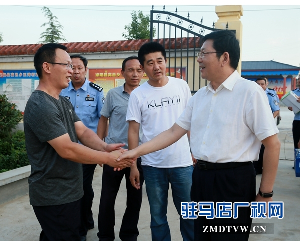 副市長郭淵(右1)親切接見市公安局駐泌陽縣高邑鎮王樓村扶貧隊員.JPG