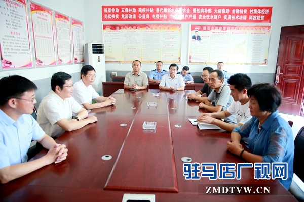 副市長郭淵(左2)、泌陽縣委書記張樹營(左3)、泌陽縣縣長魏華偉(左1)與駐馬店市公安局駐泌陽縣高邑鎮王灣村扶貧隊員親切