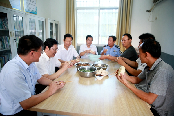 郭淵到泌陽縣調研指導脫貧幫扶工作