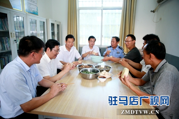 副市長郭淵(左2)、泌陽縣委書記張樹營(左3)、泌陽縣縣長魏華偉(左1)與市公安局駐村扶貧隊員共進晚餐.JPG