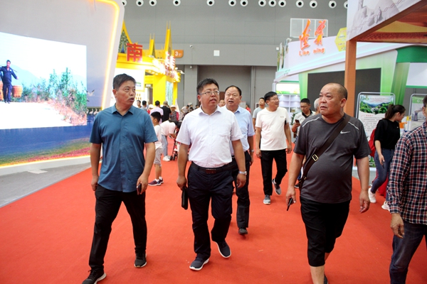 汝南縣古塔街道組織村干部到盛會“開眼界”