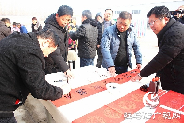 汝南縣古塔街道義寫春聯現場“火爆”