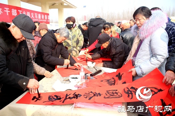 汝南縣古塔街道義寫春聯現場“火爆”