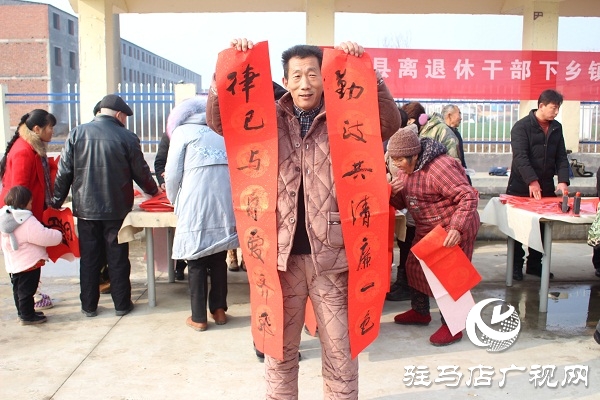 汝南縣古塔街道義寫春聯現場“火爆”