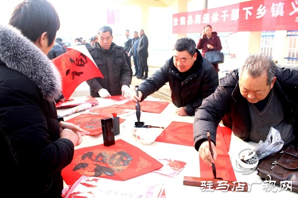 汝南縣古塔街道義寫春聯現場“火爆”