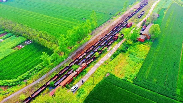 在汝南縣老君廟火車站門口的鐵軌上，一列K301/K303次列車已停靠車站近二十年。