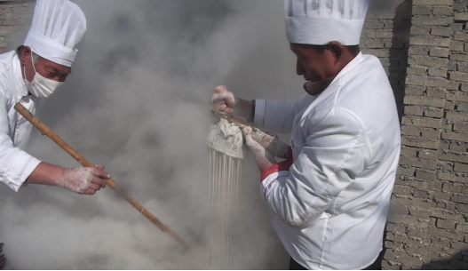 泌陽縣郭集鎮丁莊村第一書記為“三粉”產品代言