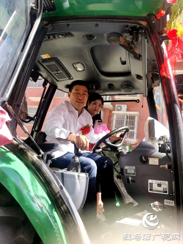 節奏鏗鏘，馬力強勁！泌陽街頭驚現拖拉機婚禮車隊 