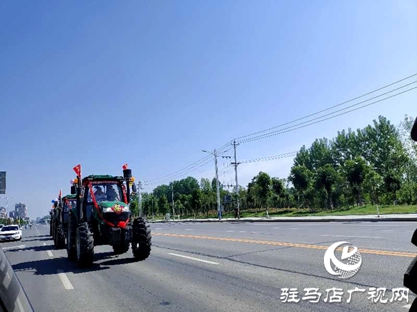 節奏鏗鏘，馬力強勁！泌陽街頭驚現拖拉機婚禮車隊 