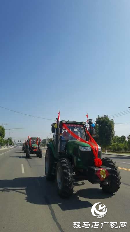 節奏鏗鏘，馬力強勁！泌陽街頭驚現拖拉機婚禮車隊 