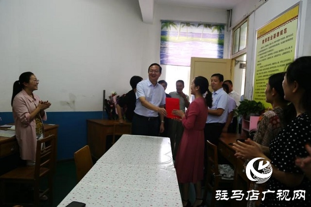 深深敬師義、濃濃關愛情  &mdash;&mdash;平輿縣古槐街道黨政主要領導教師節看望慰問一線教師及教育工作者