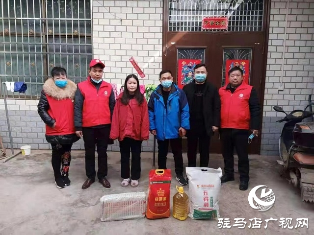 汝南三橋鎮星火志愿者協會為貧困群眾送溫暖