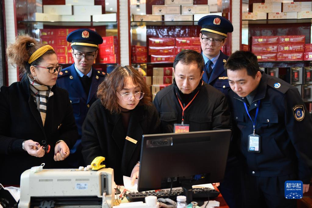 咬定青山不放松——黨的十九大以來以習近平同志為核心的黨中央貫徹執行中央八項規定、推進作風建設綜述