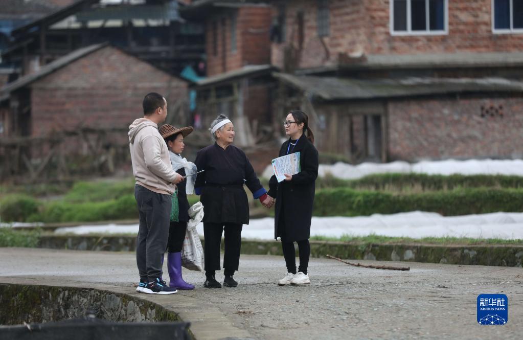 咬定青山不放松——黨的十九大以來以習近平同志為核心的黨中央貫徹執行中央八項規定、推進作風建設綜述