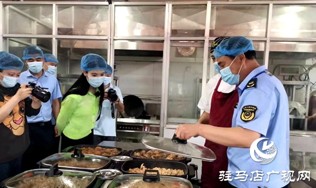 泌陽縣人大代表走進學校食堂后廚 護航學子餐飲安全