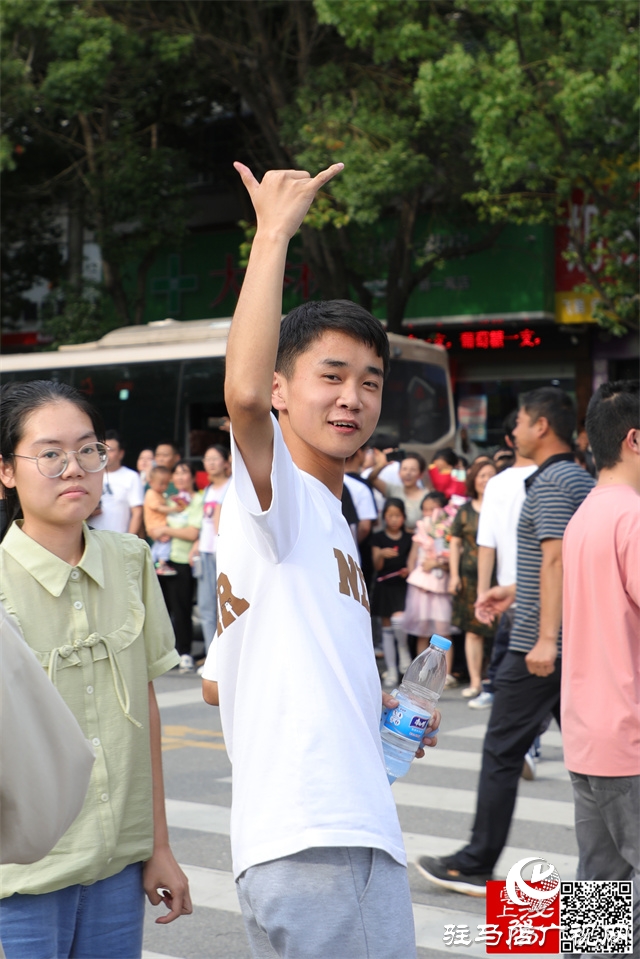 高考結束了！看泌陽考點這些溫暖瞬間