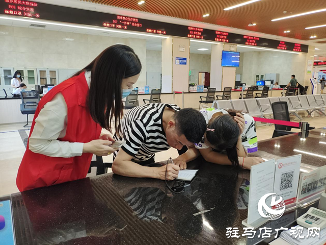 泌陽：特殊夫妻為殘聯窗口的工作人員豎起大拇指