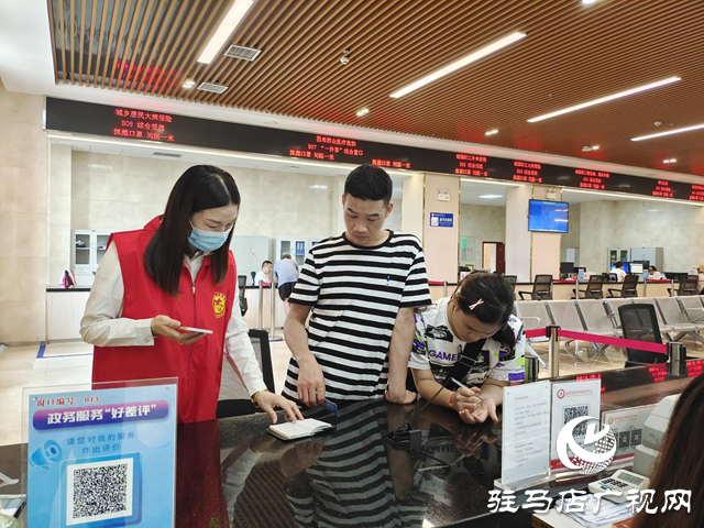 泌陽：特殊夫妻為殘聯窗口的工作人員豎起大拇指