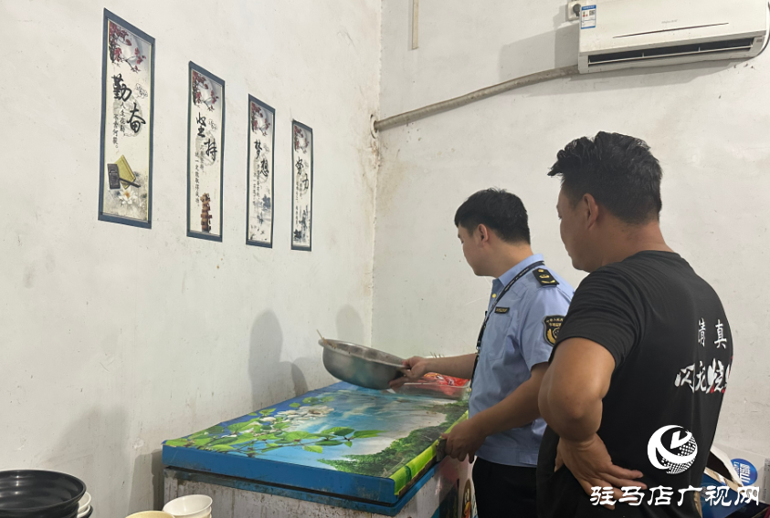 泌陽(yáng)縣郭集鎮(zhèn)市場(chǎng)監(jiān)管所開展夜市檢查，守護(hù)人間“煙火氣”