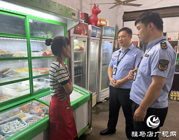 泌陽(yáng)縣郭集鎮(zhèn)市場(chǎng)監(jiān)管所開展夜市檢查，守護(hù)人間“煙火氣”