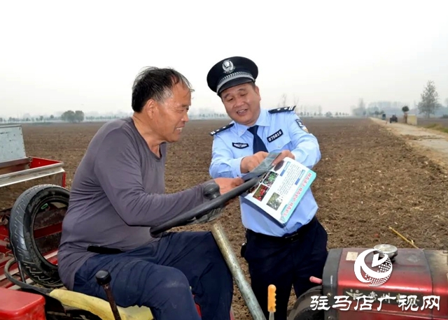 平輿縣公安局禁毒大隊:金秋農忙豐收季 禁種宣傳到地頭