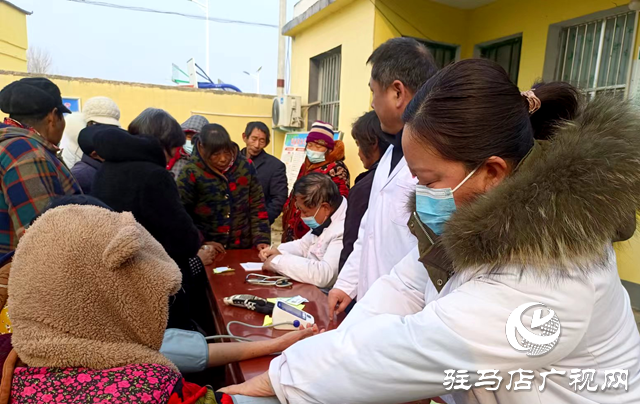 泌陽縣武裝部聯合縣中醫院到幫扶村開展愛心義診活動