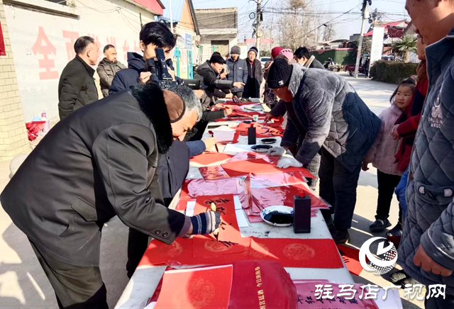 汝南縣留盆鎮：義寫春聯送祝福 添彩居民好生活