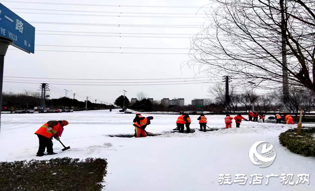 駐馬店高新區城管局開展除雪融冰工作
