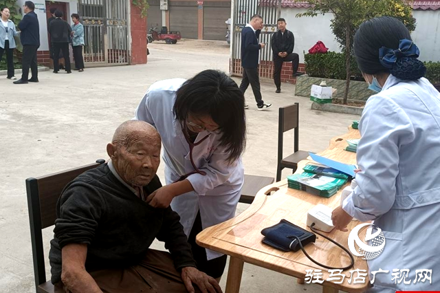 泌陽縣開展重陽節送溫暖送文藝活動