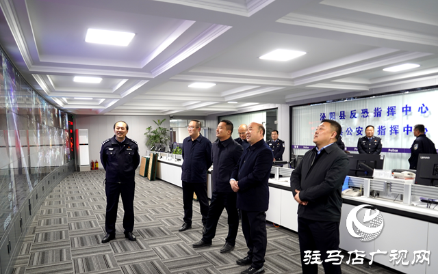 泌陽縣委副書記、縣長朱東升夜間督導(dǎo)檢查值班值守、安全穩(wěn)定等工作