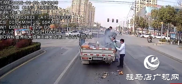 泌陽(yáng)縣：公交車長(zhǎng)路遇貨車貨物自燃 挺身而出滅火顯擔(dān)當(dāng)