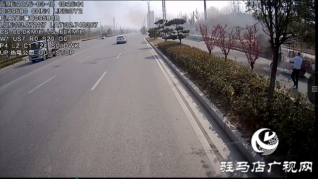 泌陽(yáng)縣：公交車(chē)長(zhǎng)路遇車(chē)輛自燃 挺身而出滅火顯擔(dān)當(dāng)