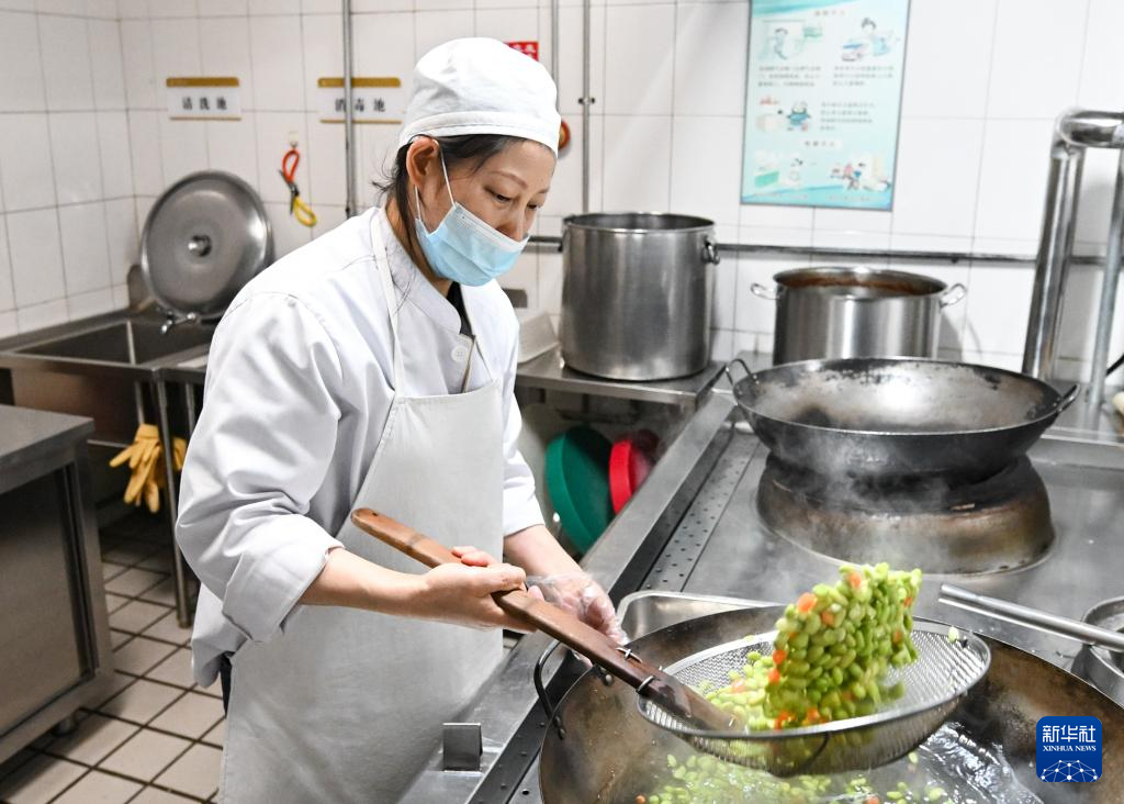 一所大學的“體重管理術”