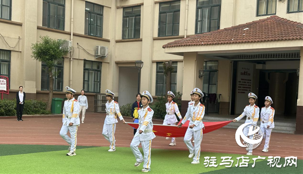 <strong>駐馬店市三十三小學開展“勞動最光榮 奮斗譜新篇”主題升旗儀式活動</strong>