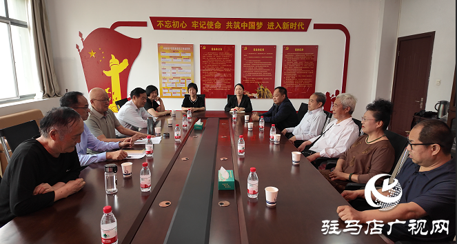 愛心捐贈(zèng) 書香傳情 &mdash;&mdash;駐馬店籍作家向黃淮學(xué)院圖書館捐贈(zèng)書籍