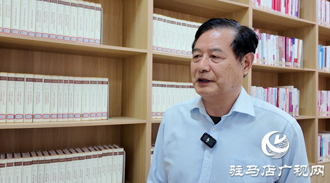 愛心捐贈(zèng) 書香傳情 &mdash;&mdash;駐馬店籍作家向黃淮學(xué)院圖書館捐贈(zèng)書籍