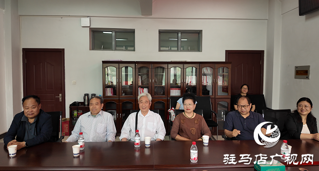 愛心捐贈(zèng) 書香傳情 &mdash;&mdash;駐馬店籍作家向黃淮學(xué)院圖書館捐贈(zèng)書籍