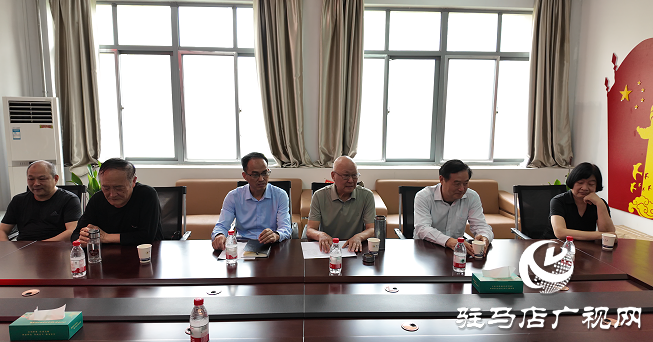 愛心捐贈(zèng) 書香傳情 &mdash;&mdash;駐馬店籍作家向黃淮學(xué)院圖書館捐贈(zèng)書籍