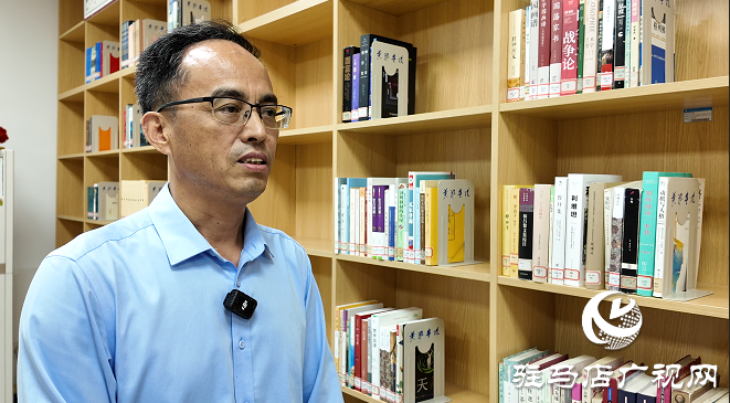 愛心捐贈(zèng) 書香傳情 &mdash;&mdash;駐馬店籍作家向黃淮學(xué)院圖書館捐贈(zèng)書籍