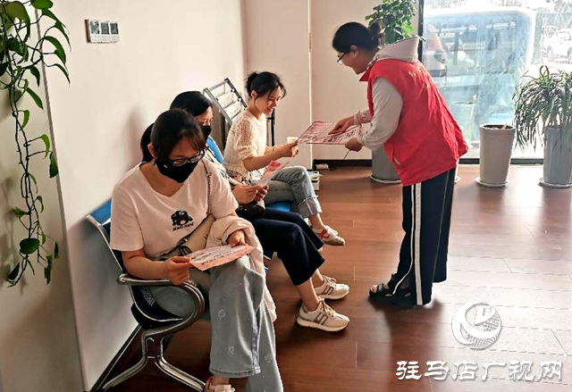 驛城區東風街道雪松路東段社區開展“倡移風易俗 樹文明新風”宣傳活動