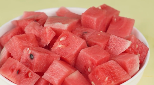 西瓜好吃別貪嘴！醫(yī)生提醒：食用時要注意這些細(xì)節(jié)