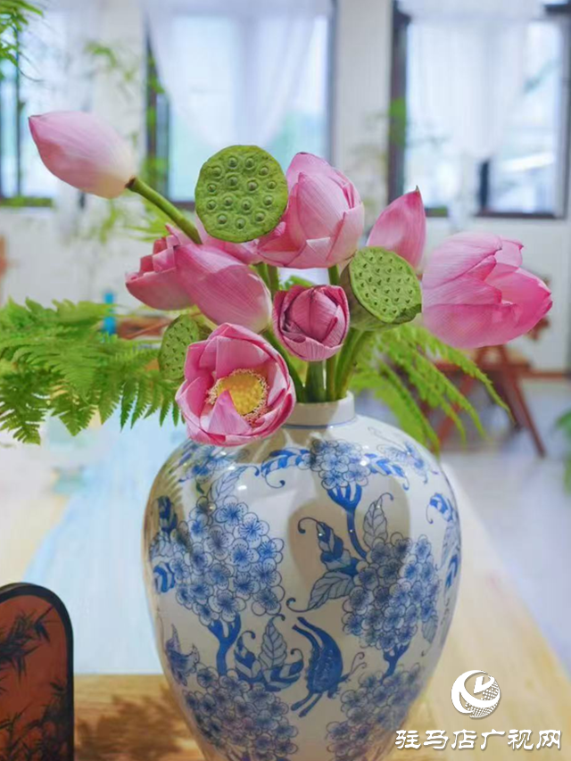 夏季鮮切花熱銷 荷花蓮蓬迎銷售高峰