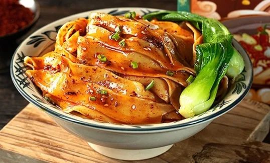 　　六月，在舊時光里與時光驛巷傳統(tǒng)小吃作坊街撞了個滿懷