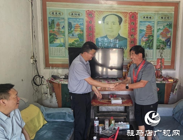 泌陽縣下碑寺鄉(xiāng)開展“光榮在黨50年”紀(jì)念章頒發(fā)活動