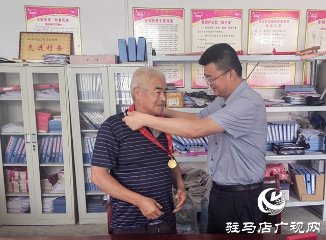 泌陽縣下碑寺鄉(xiāng)開展“光榮在黨50年”紀(jì)念章頒發(fā)活動